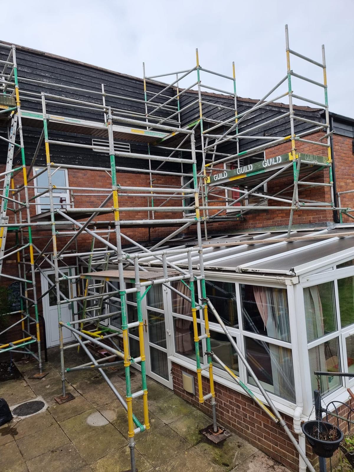 Red-brick bungalow with conservatory, full side access for render or roof work